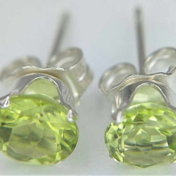 Natural Peridot Silver Stud Earrings 5 MM - Picture 1 of 8